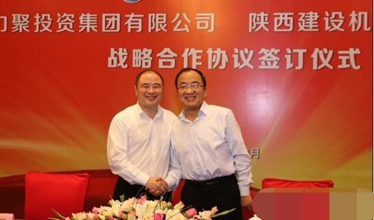 近日，陜建機(jī)械與安徽力聚簽訂戰(zhàn)略合作協(xié)議，陜建機(jī)械董事長(zhǎng)楊宏軍，副總經(jīng)理、營銷總監(jiān)賀衛(wèi)東，安徽力聚投資集團(tuán)董事長(zhǎng)宋執(zhí)壽，黨支部書記陳邦勤以及安徽潤(rùn)路公司總經(jīng)理杜永龍等單位領(lǐng)導(dǎo)出席了會(huì)議